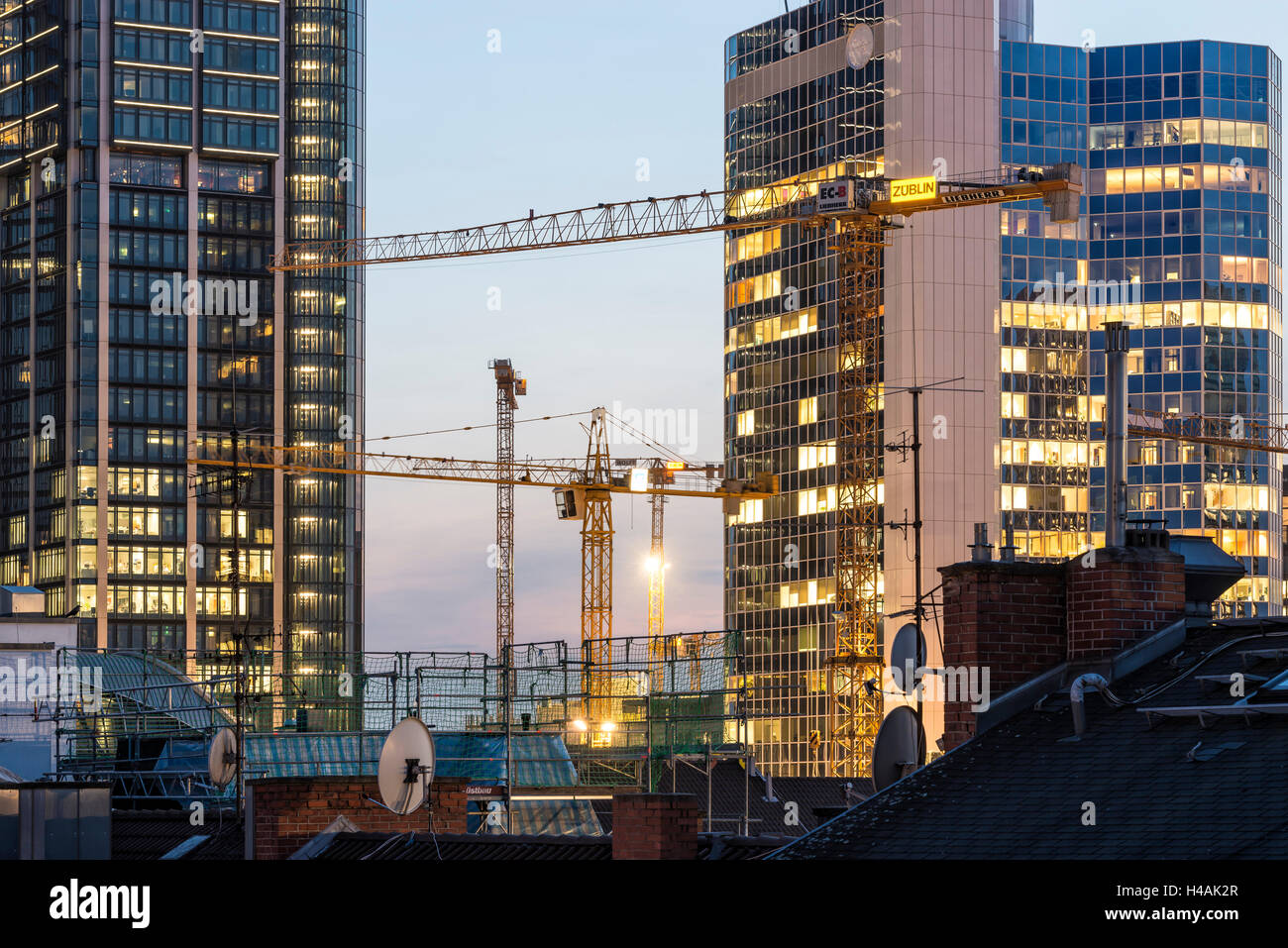 Frankfurt am Main, Hessen, Deutschland, Blick auf die hohe erhebt sich im Bankenviertel mit Baukräne Stockfoto