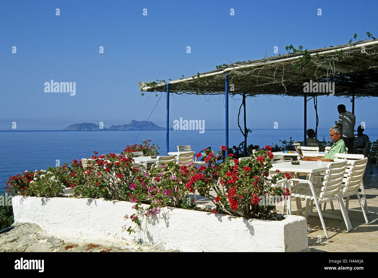 Griechenland, Kreta, Akoumia, Taverne, Meerblick, Paximadia-Inseln, Stockfoto