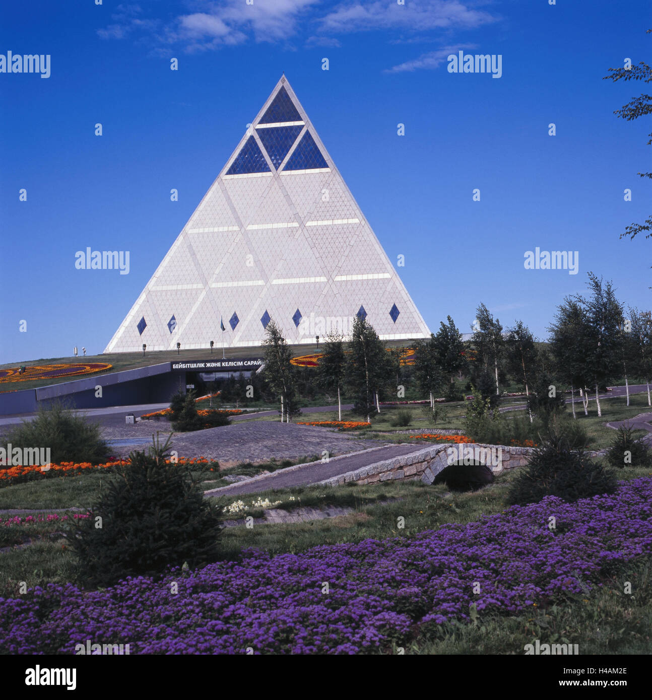 Kasachstan, Astana, Pyramide des Friedens und der Einheit, außen, Struktur, pyramidenförmigen, Pyramide, Gebäude, Icon, Religionen, Oper, Tourismus, Himmel, blau, Stockfoto