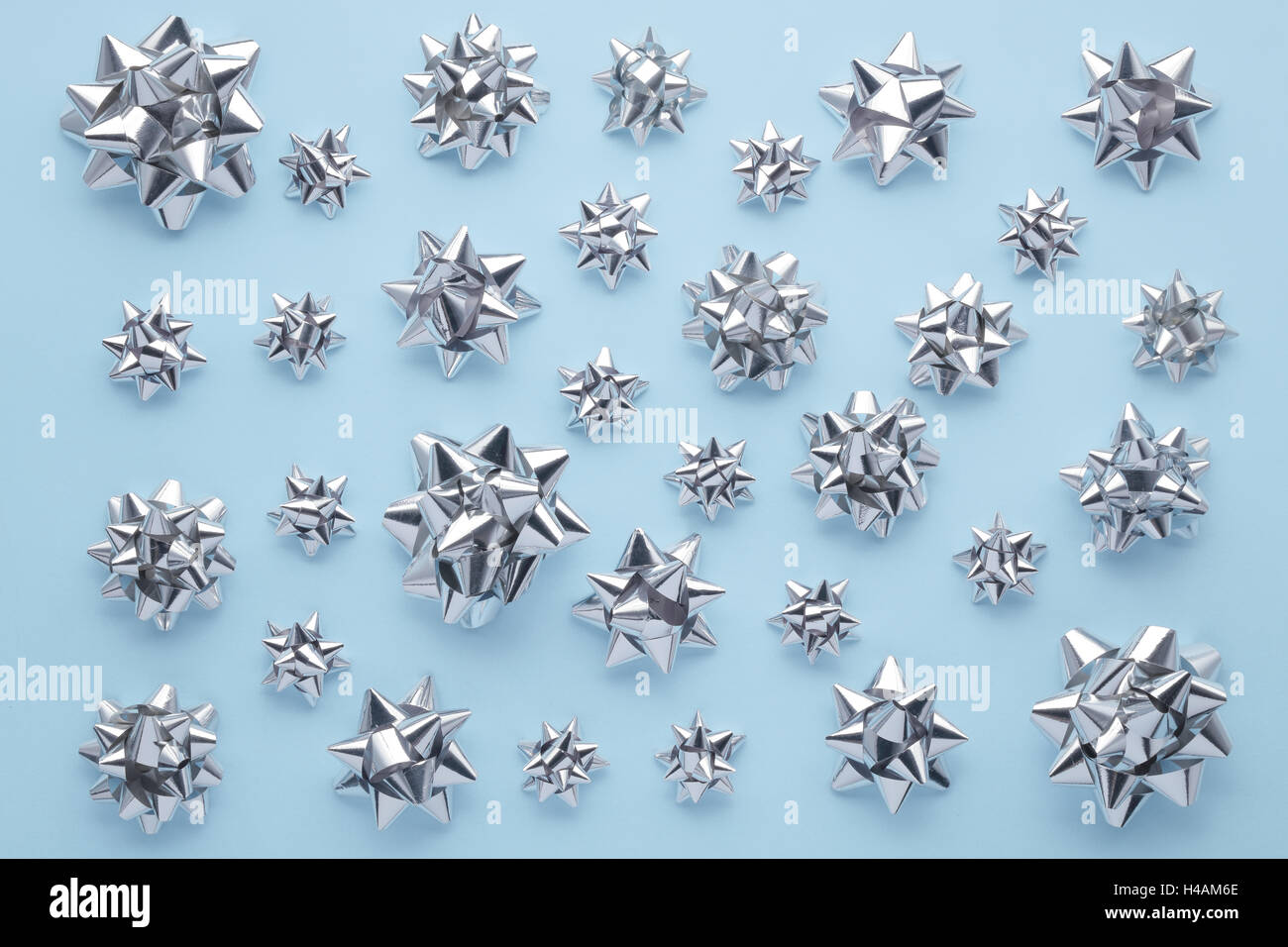 Satz von silbernen Bögen auf blau. Urlaub Band Bögen für Dekoration Geschenke Stockfoto