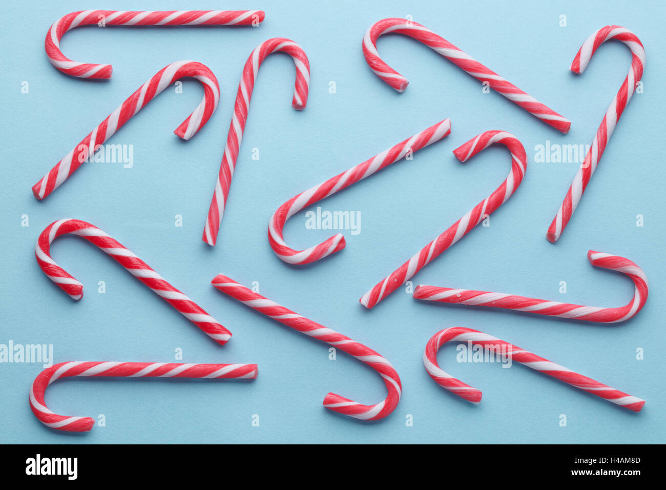 Weihnachten festlich Zuckerstangen auf Hintergrund blauen Stockfoto