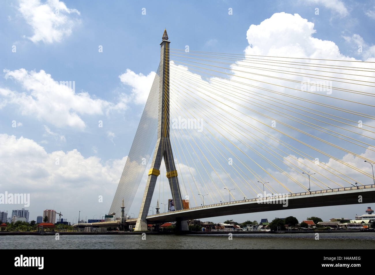 Thailand, Bangkok, Fluss Menam Chao Phraya, Rama-VIII-Brücke, Asien, Süd-Ost-Asien, Stadt, Hauptstadt, Ort von Interesse, Diagonale Seil-Brücke, Straßenbrücke, Struktur, Architektur, Architektur, Himmel, Wolken, bewölkten Himmel zu überbrücken, Stockfoto