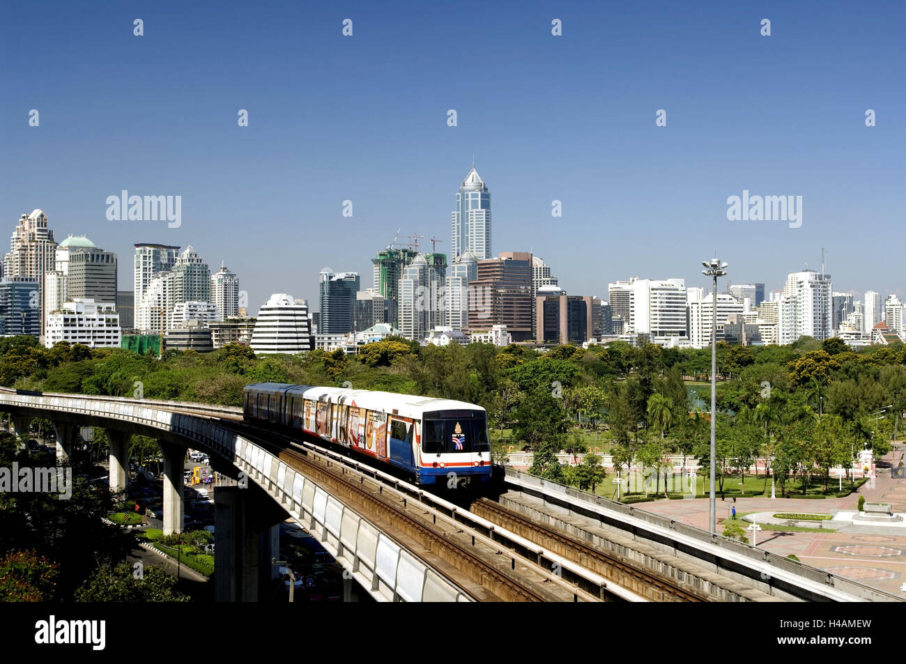 Thailand, Bangkok, Stadt anzeigen, Skytrain, Asien, Süd-Ost-Asien, Stadt, Hauptstadt, Gebäude, Strukturen, Hochhäuser, Architektur, Stadt, Bahn, Zug, Schienenverkehr, bedeutet öffentlich, Transport, Personentransport, Förderung, Transport, Skyline, Hochhäuser, Stockfoto