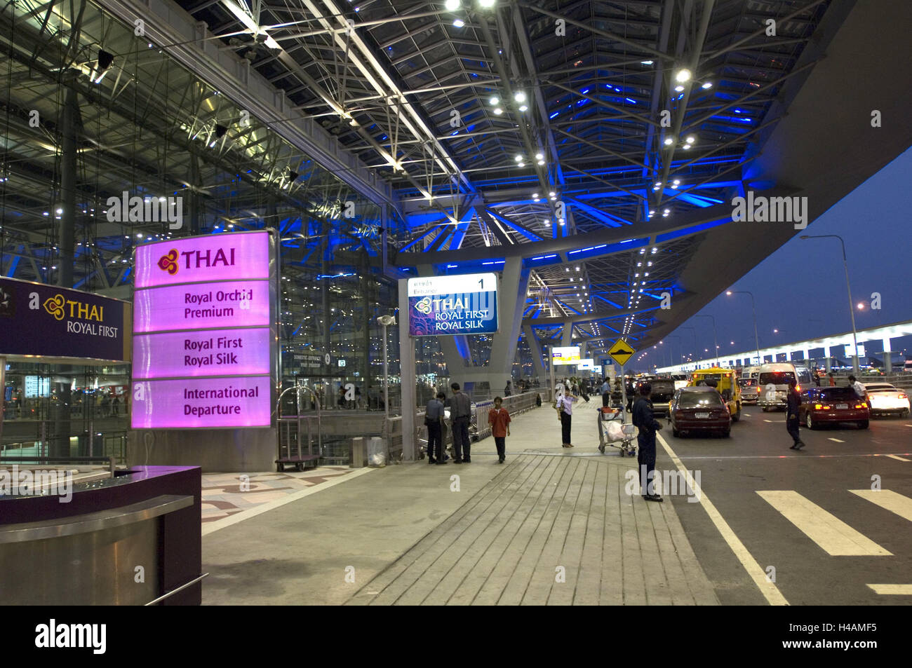 Thailand Bangkok Suvarnabhumi Airport Terminal Beleuchtung Abend Asien Sud Ost Asien Stadt Hauptstadt Flughafen Flughafen Terminal Gebaude Architektur Bau Uberdachung Tourismus Reisen Reise Mit Dem Flugzeug Weggehen Fahrzeuge Autos