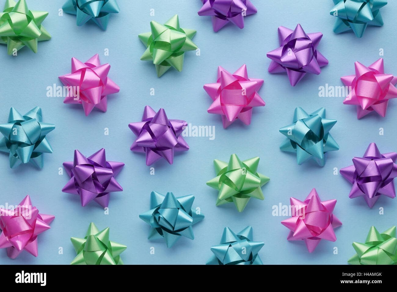 Reihe von bunten Bögen auf blau. Urlaub Band Bögen für Dekoration Geschenke Stockfoto