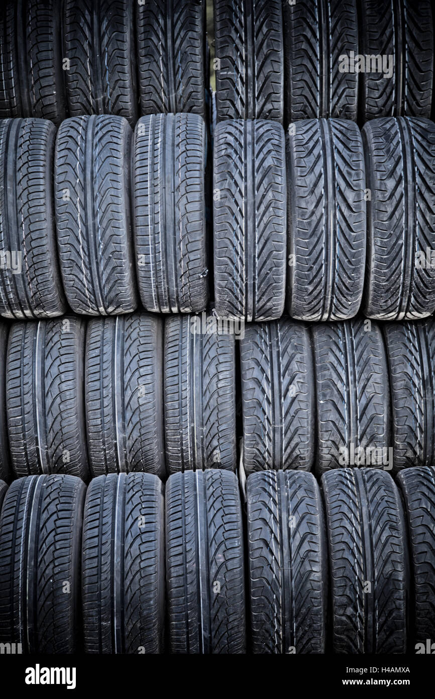 Gestapelte Autoreifen Stockfoto