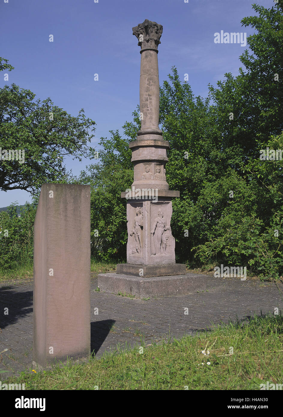 Deutschland, Baden-Wurttemberg, Bach, Mos, Jupiter Riese Säule, Neckartal, Park, Rand des Waldes, Säule, Relief, Sehenswürdigkeit, Sommer, draußen, Stockfoto