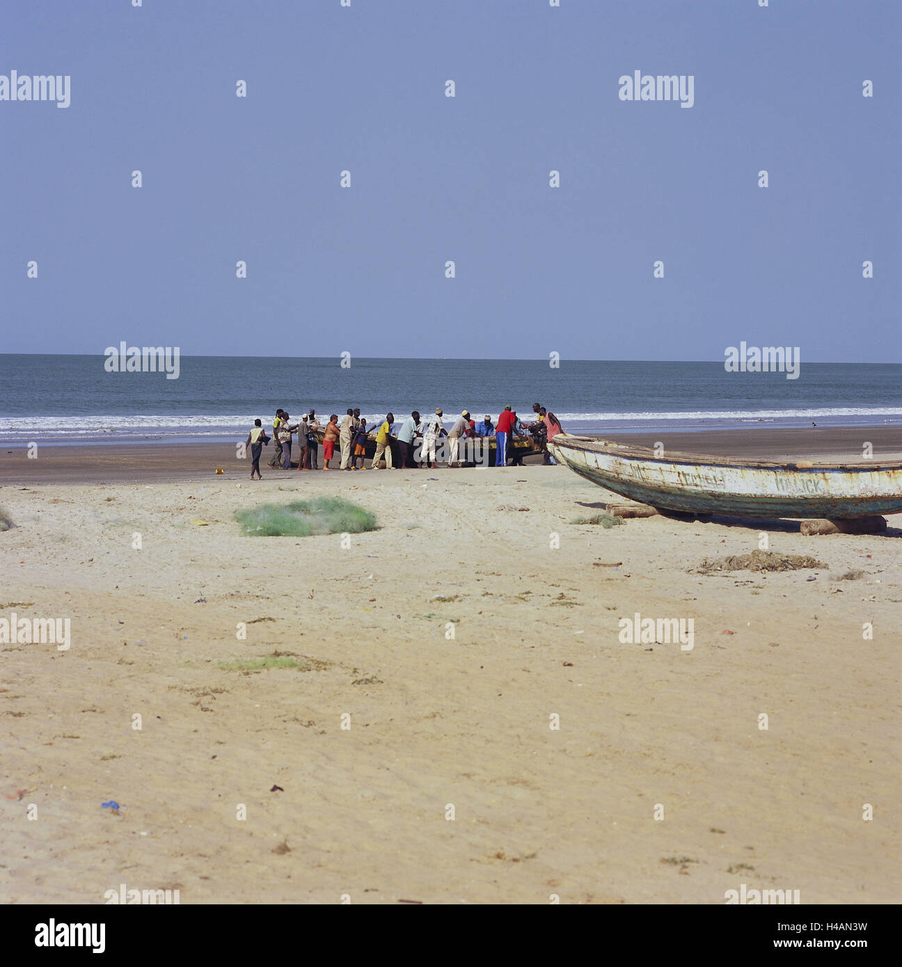 Senegal, Bass Casamance, Cap Skirring, Strand, Fischer, Stiefel, Meer, Afrika, West Africa, niedrigere Casamance, Küste, Küstenlandschaft, sandigen Strand, Sand, Ufer, Pirogen, Angelboote/Fischerboote, Netze, Fischernetze, Menschen, Männer, Senegalesen, dunkelhäutige, Urlauber, Tourist, zusammen, Carry, Angeln, Horizont, Breite, Abstand, Stockfoto