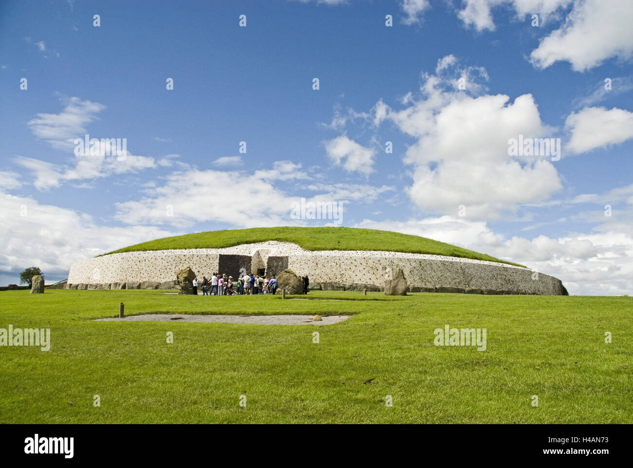 Newgrange, Leinster, Meath, Irland, Newgrange, megalithische Anlage gehen Gräber, Eingang, Besucher, Stockfoto