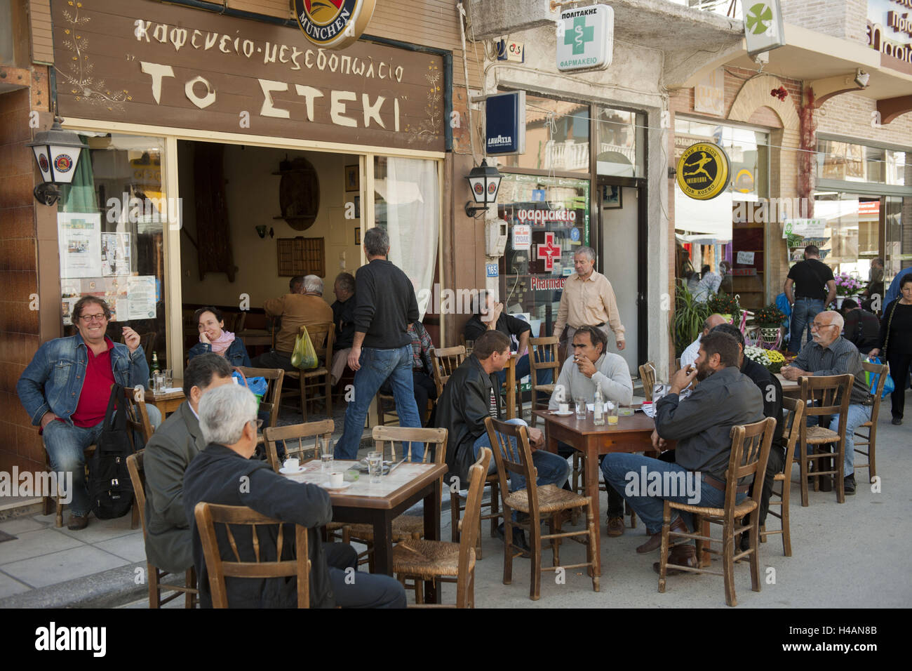 Griechenland, Kreta, Messara Ebene, Samstagsmarkt in Mires, Taverne, Stockfoto