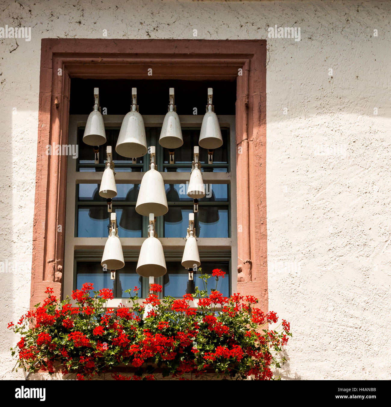 Weiße Glocken Hangi im Fenster eines traditionellen Haus in Rüdesheim, Mittelrhein, Deutschland, Europa Stockfoto