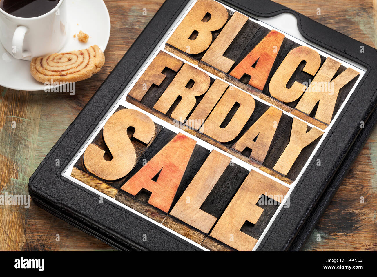 Black Friday Sale - Urlaub-shopping-Konzept-Zusammenfassung der Wörter im Buchdruck Holzart auf einem digitalen Tablet mit einer Tasse Kaffee Stockfoto