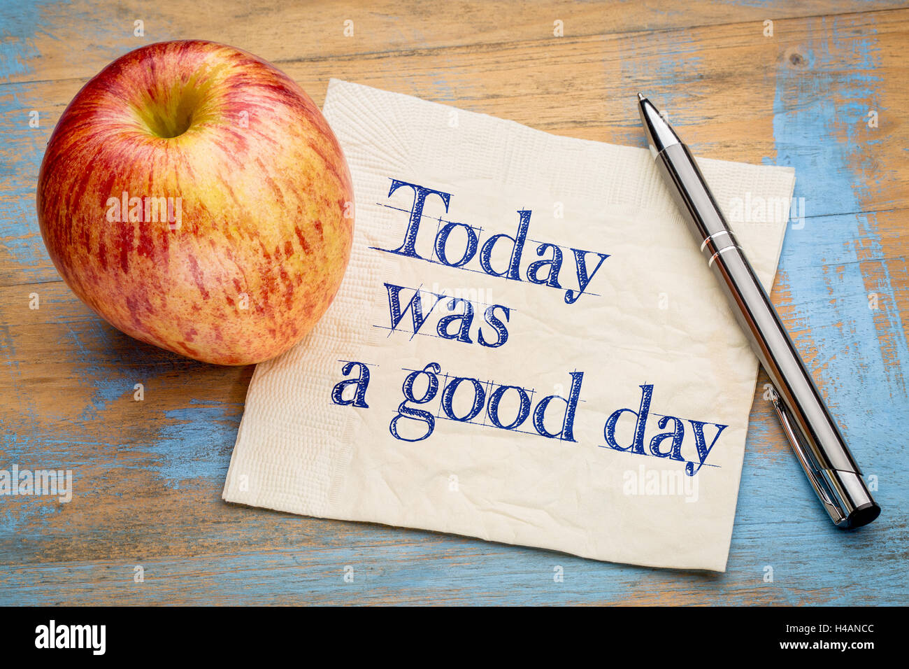 Heute war ein guter Tag positive Affirmationen - Handschrift auf einer Serviette mit einem frischen Apfel Stockfoto