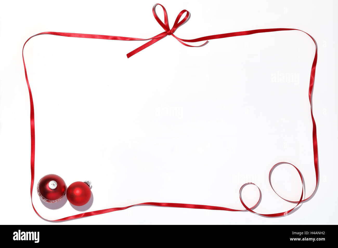 Red Ribbon und Kugeln auf weißem Hintergrund Stockfoto