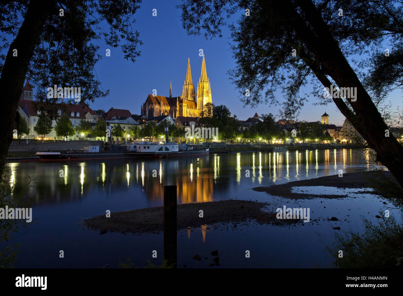 Deutschland, Bayern, Regensburg, Danube Ufer, Dusk, Kathedrale, Stockfoto