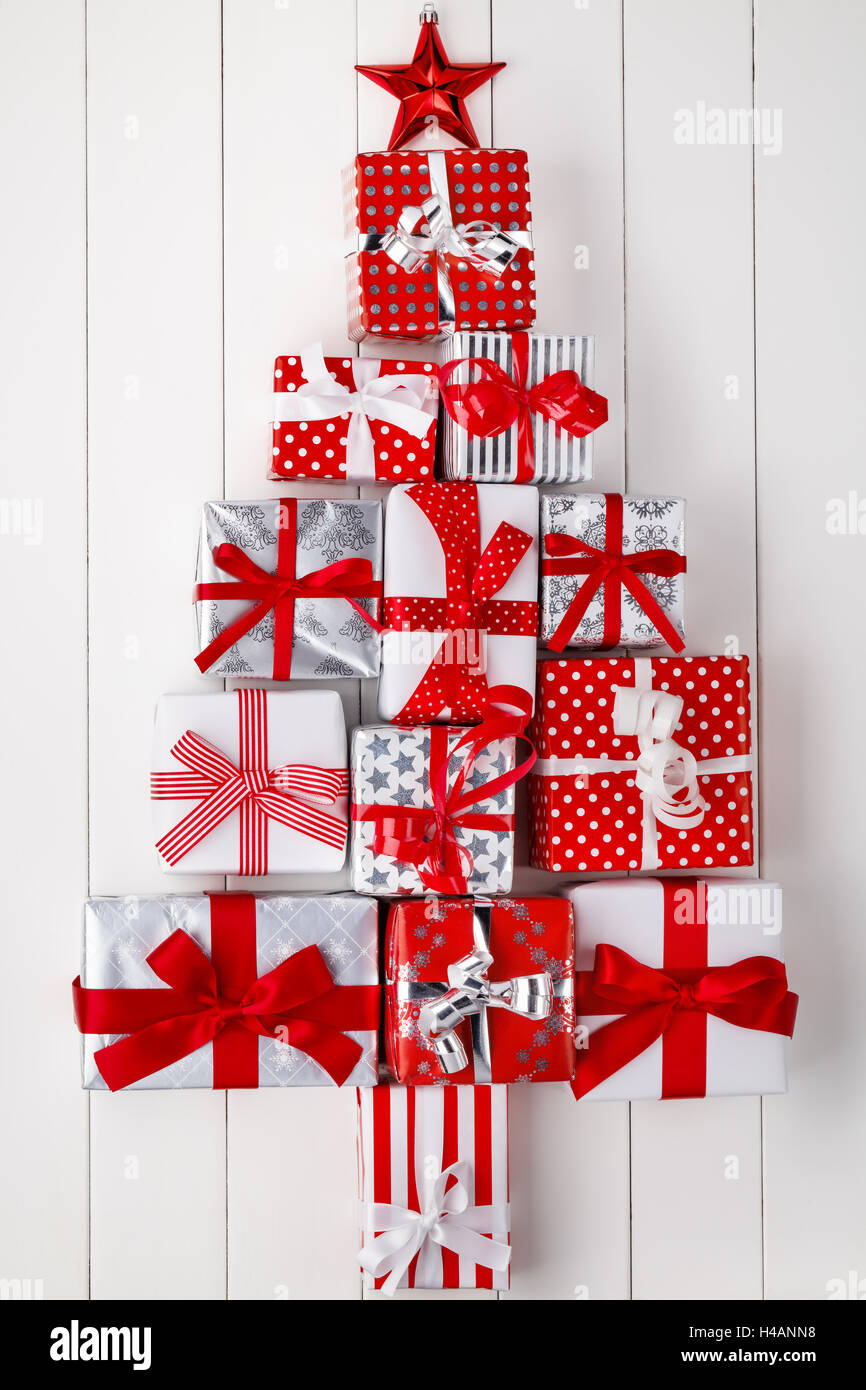 Weihnachtsbaum von Geschenk-Boxen auf Holzbrett Stockfoto