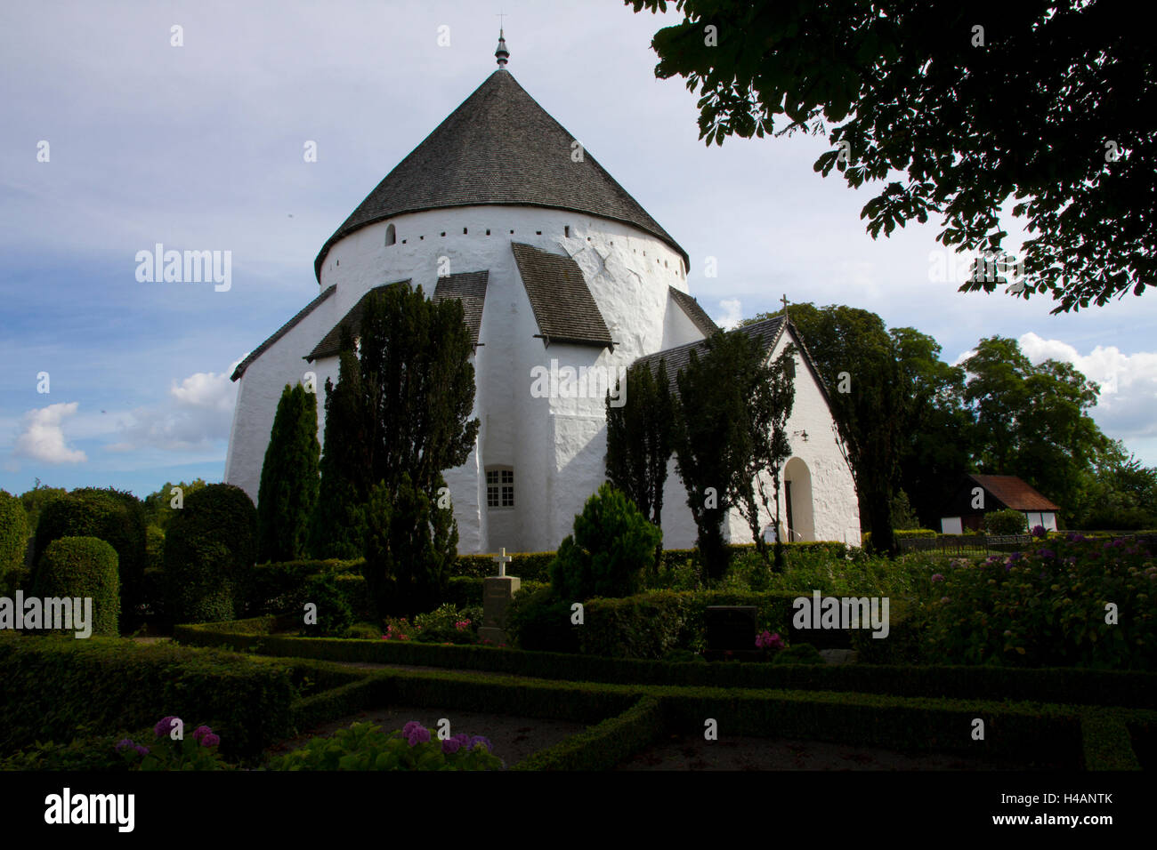 Osterlars Runde Kirche stammt aus dem 1150 und diente sowohl als Ort der Anbetung und zum Schutz vor Feinden. Stockfoto