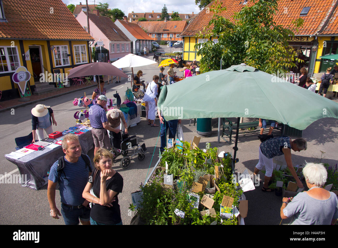 Samstagsmarkt in den küstennahen Dorf Svaneke auf der dänischen Insel Bornholm. Stockfoto