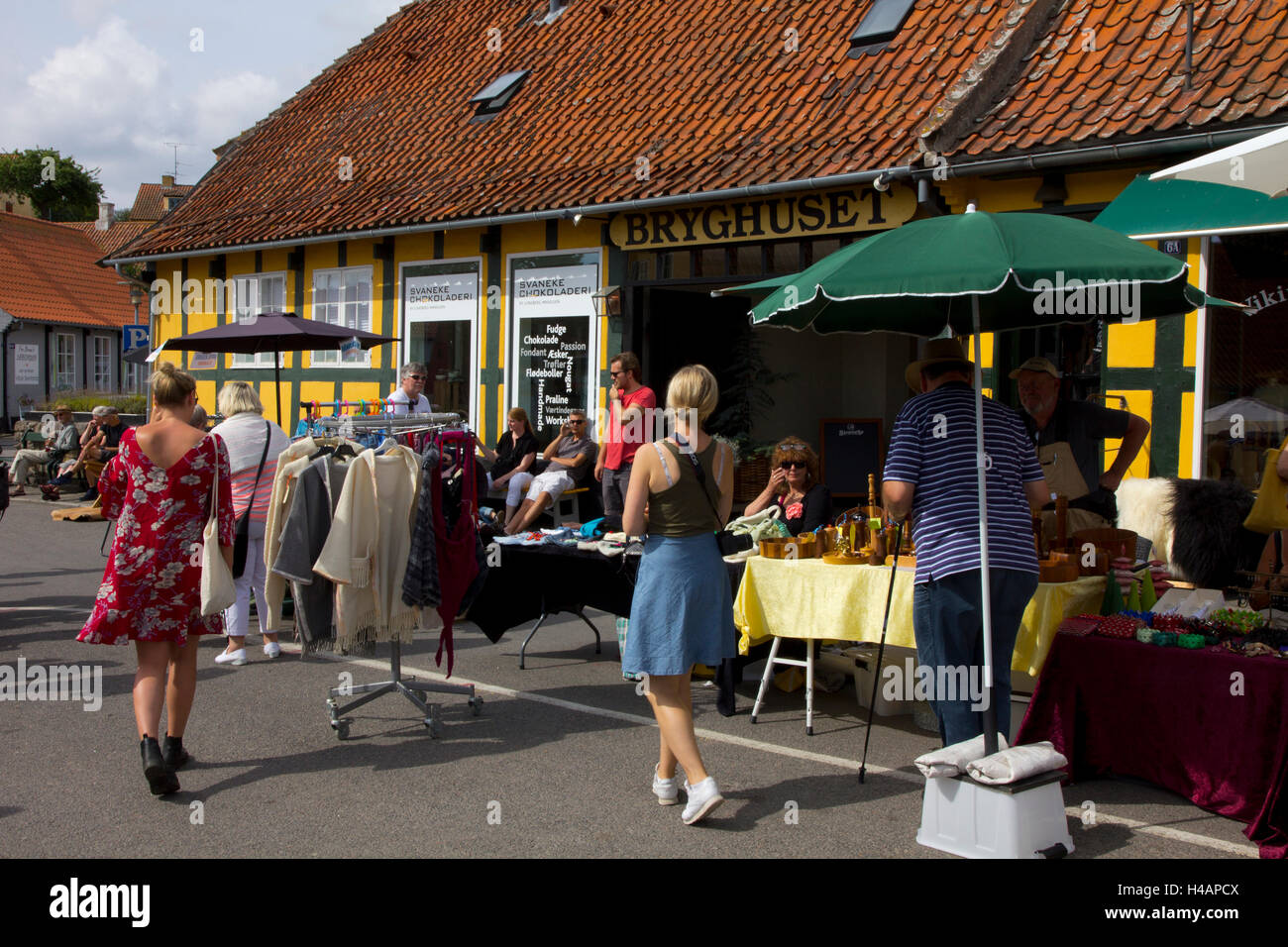 Samstagsmarkt in den küstennahen Dorf Svaneke auf der dänischen Insel Bornholm. Stockfoto