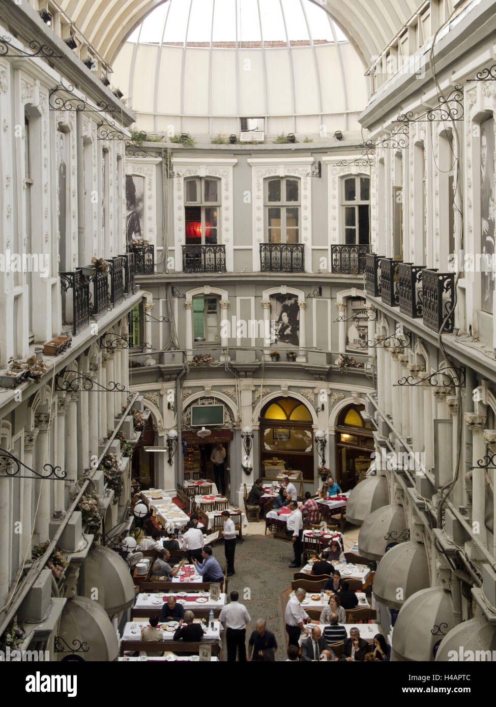 Türkei, Istanbul, Beyoglu, Restaurants in der Blume Durchgang Cicek Pasaji in der Istiklal Caddesi, Stockfoto