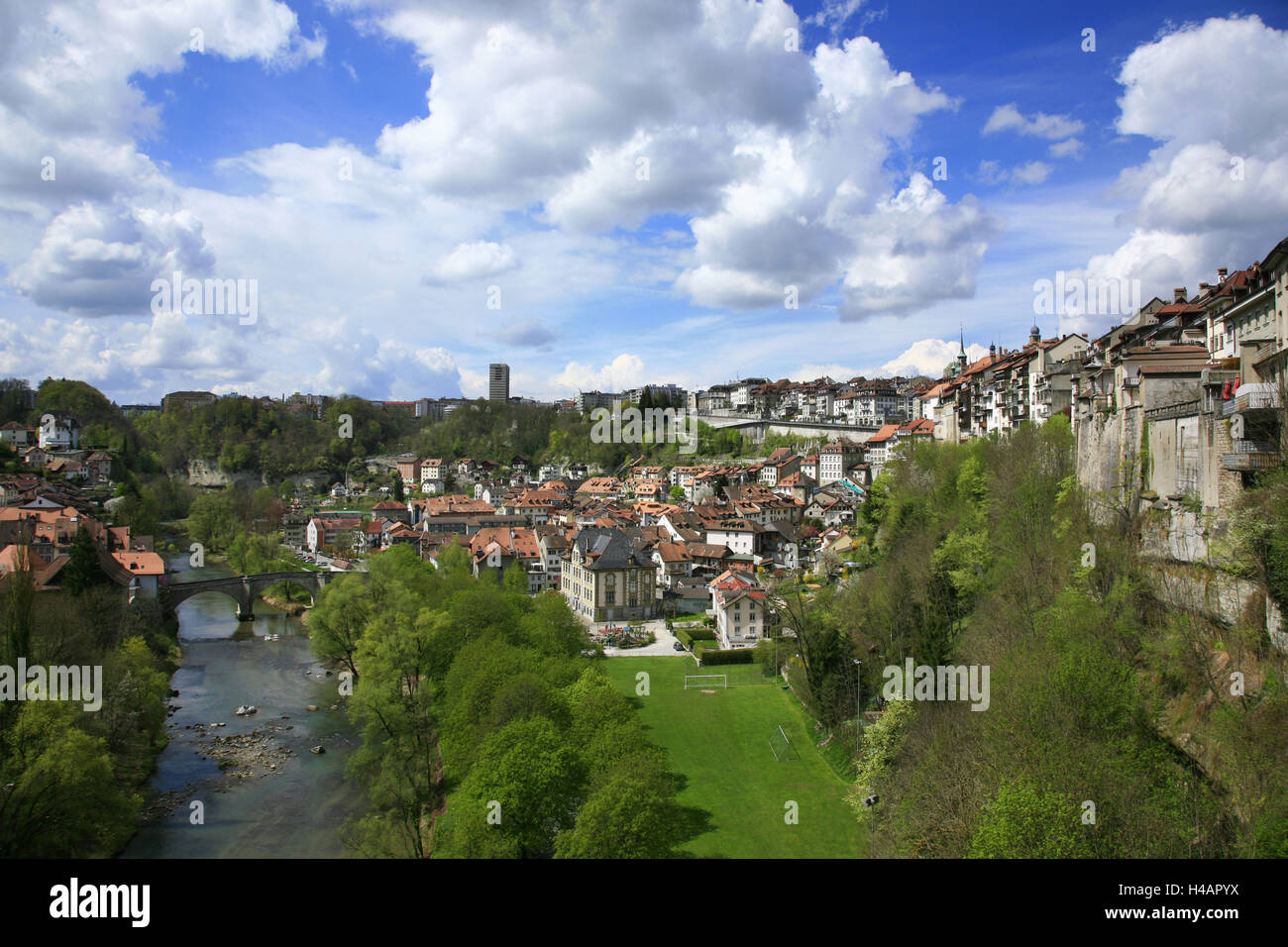 Schweiz, Freiburg am Fluss Saane, Blick nach Süden über das Tal des Flusses Saane von der Altstadt entfernt, Stockfoto