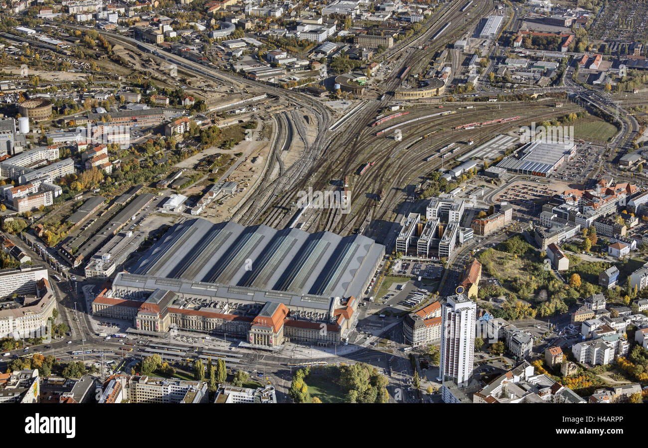 Deutschland, Sachsen, Leipzig, Bahnhof, Schienen, Züge, Häuser, von oben, Luftaufnahme, Stockfoto