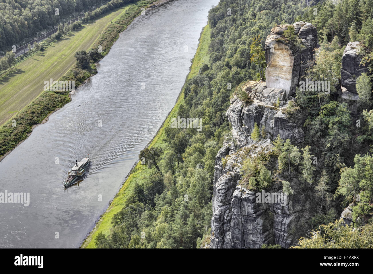 Deutschland, Sachsen, Rathen, Elbe River, Rock, Schiff, Blick von der Bastei, Elbtal, Stockfoto