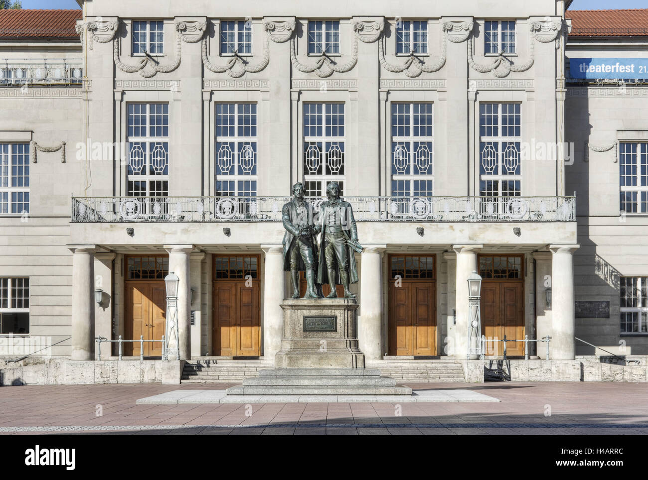 Deutschland, Thüringen, Weimar, Goethe und Schiller Denkmal, Nationaltheater, Stockfoto