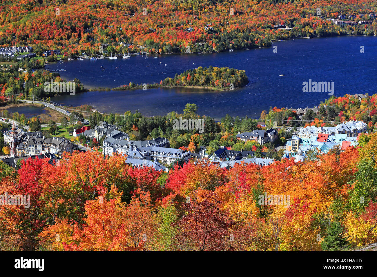 Mont Tremblant Dorf und See und Herbst Farben Hintergrund, Quebec, Kanada Stockfoto