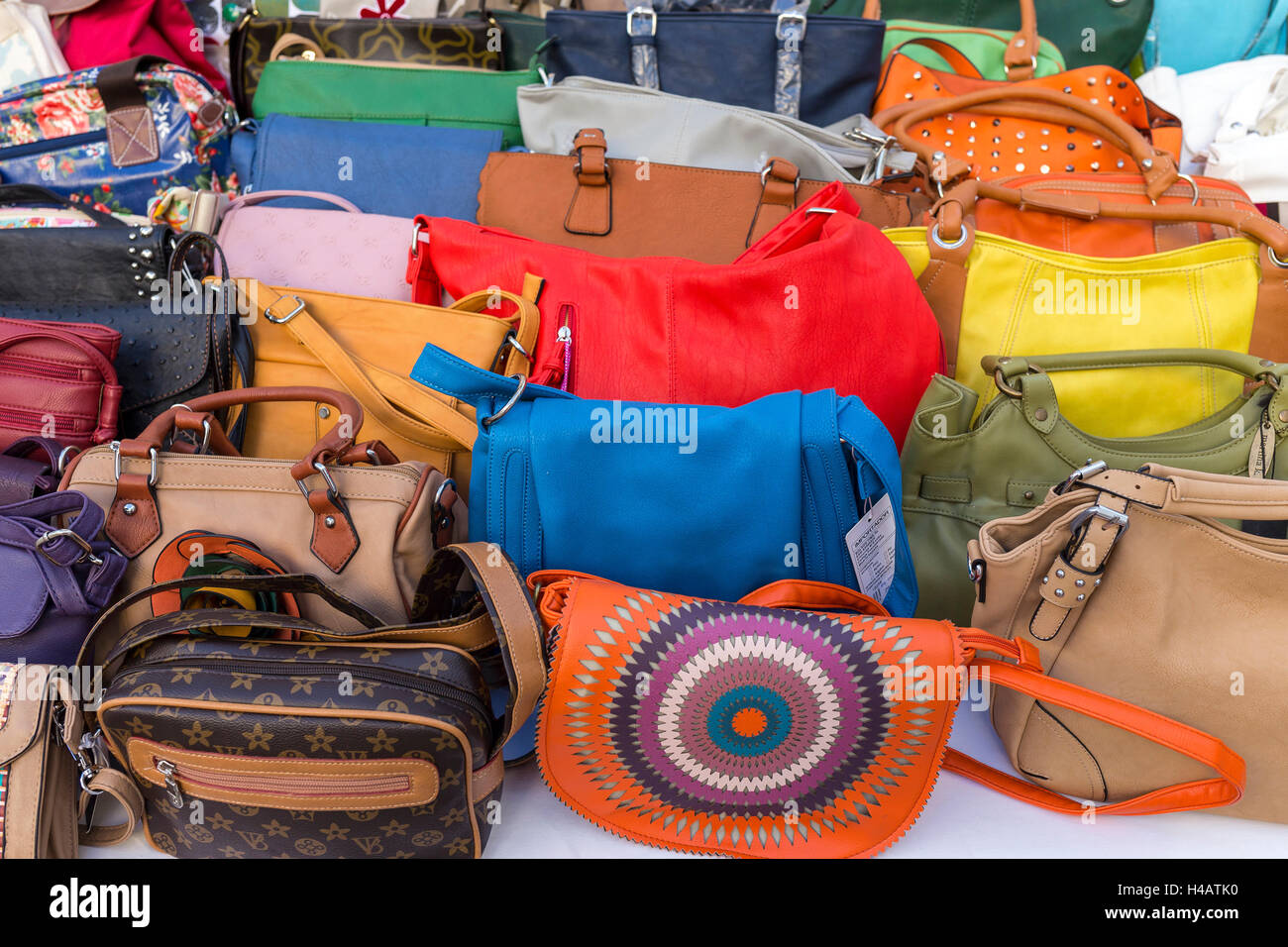 Verkauf von Handtaschen aus Leder, Alaior, Insel, Menorca, Balearen, Spanien Stockfoto