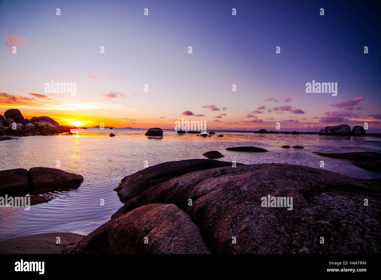 Sonnenuntergang in Tanjung Tinggi Beach, Tanjung Pandang Belitung Inseln, Indonesien Stockfoto