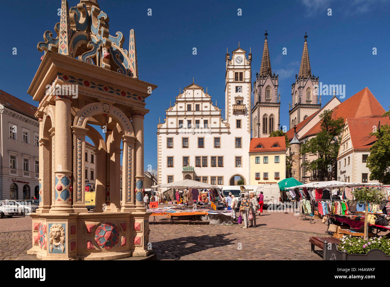 Deutschland, Sachsen, Oschatz in der Nähe von Riesa, Neumarkt, Rathaus und Kirche St. Aegidien Stockfoto