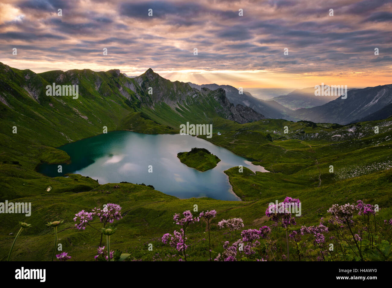 Deutschland, Allgäu, Alpen, Hinterstein, Hochalpen, See Schrecksee, Berge, Gebirge, Wiese, Stimmung, Strahlen, Farbe, dramatische, Landschaft, Sonnenuntergang, Stockfoto