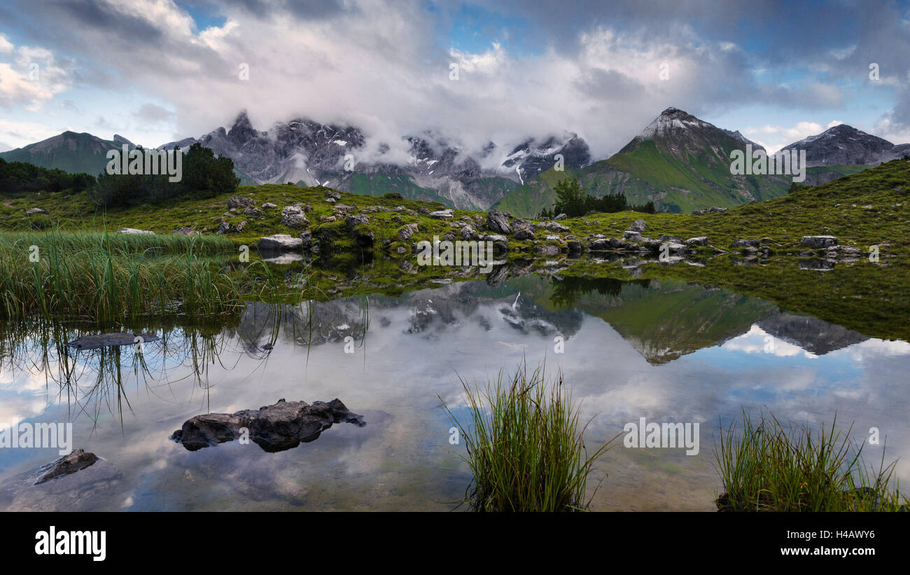 Deutschland, Bayern, Alpen, Allgäu, Guggersee, Spiegelung, Berge, Gebirge, Wetter, dramatisch, Stimmung, Steinen, Felsen, Rasen, Wasser, Abend, Panorama, Stockfoto