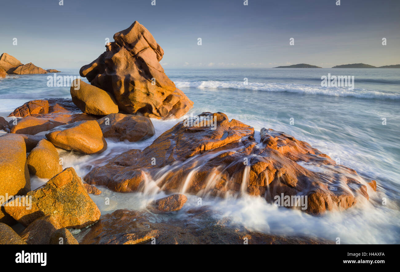 roter Granit am Anse Gaulettes, La Digue Island, Seychellen Stockfoto