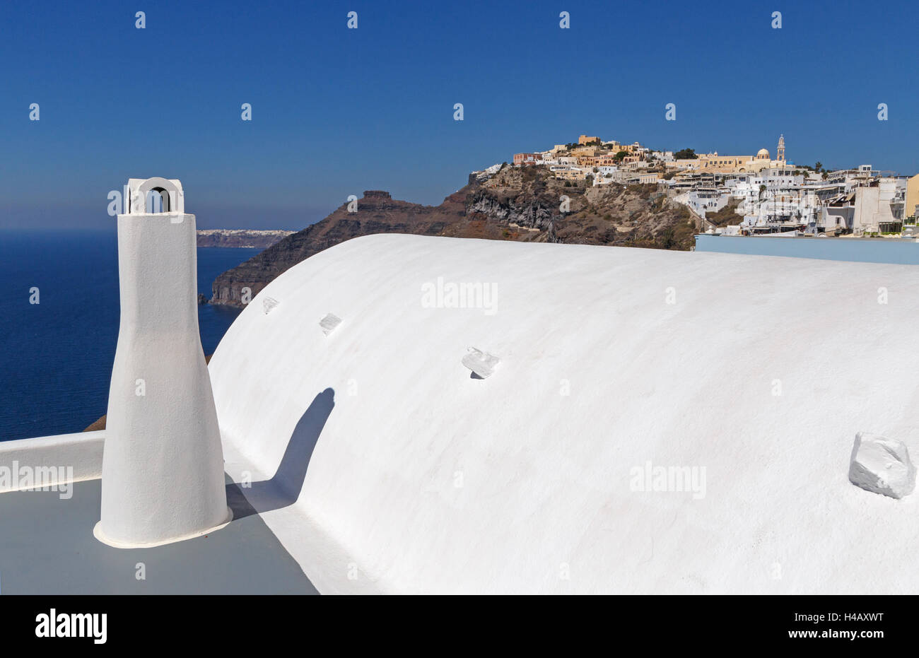 Dach der weiß getünchten Kykladenhaus in Stadt Fira auf Santorin Stockfoto