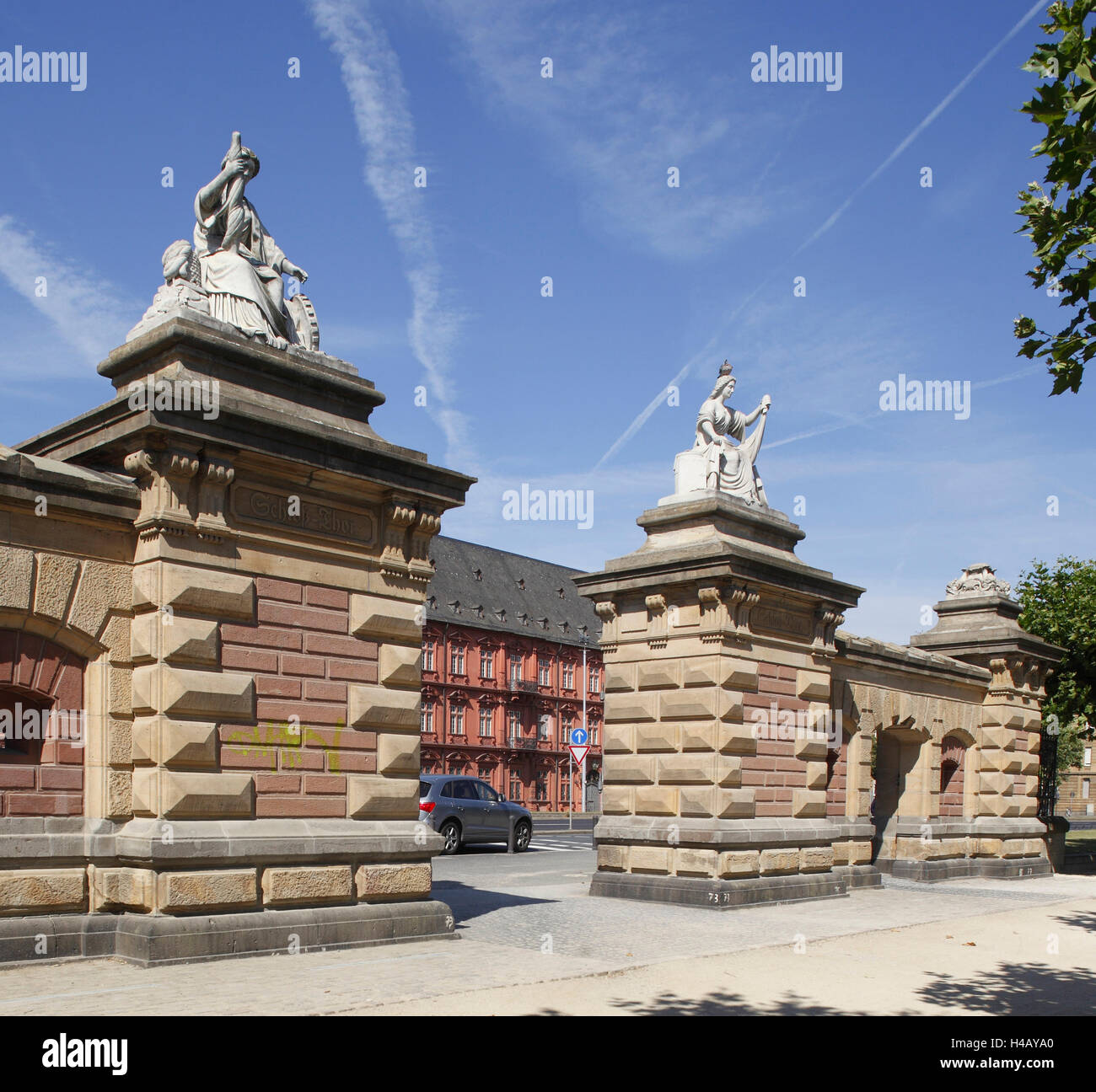 Deutschland, Rheinland-Pfalz, Mainz, Torbogen mit Promenade an der Konrad-Adenauer-Ufer und kurfürstlichen Burg Stockfoto