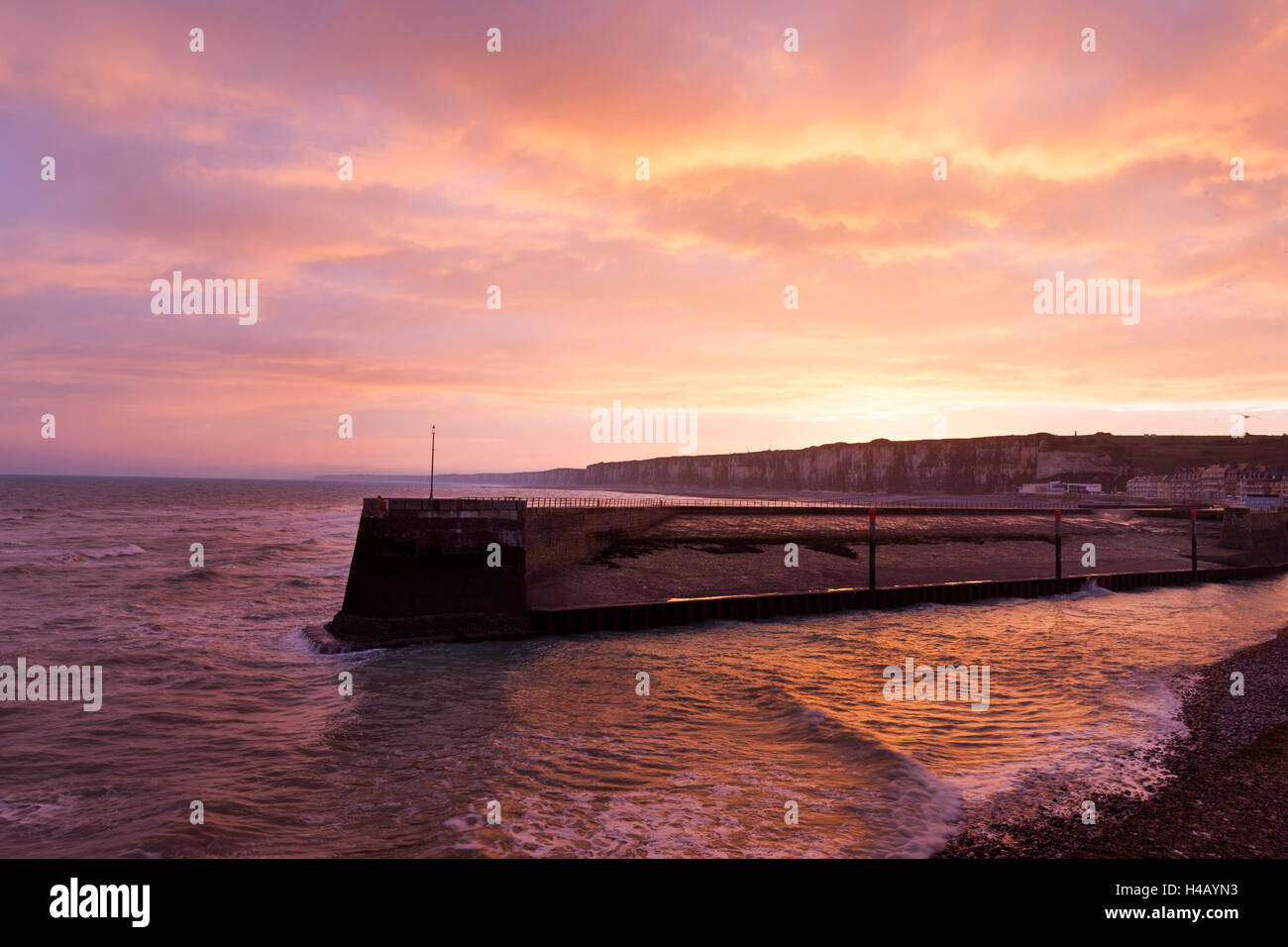 Hafen Sie Maulwurf im Morgenlicht, Saint-Valery-En-Caux, Normandie Stockfoto