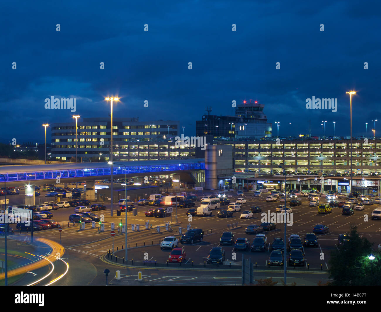Terminal 1 am Manchester International Airport an einem trüben Herbstabend genommen. Stockfoto