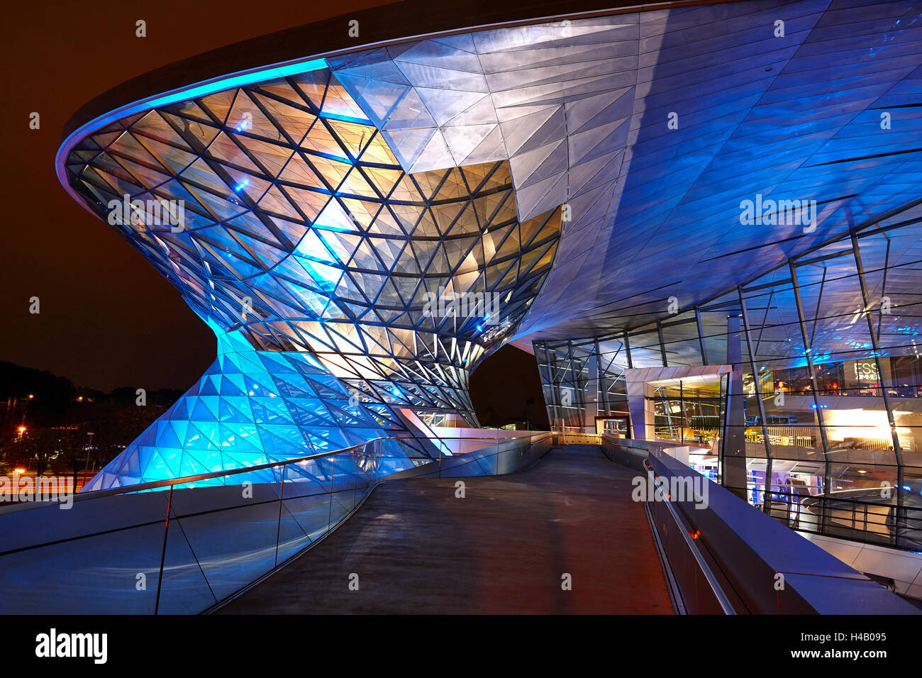 BMW Welt, in der Nacht beleuchtet Stockfoto