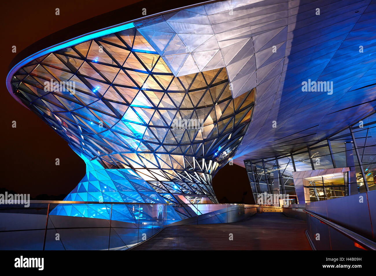 BMW Welt, in der Nacht beleuchtet Stockfoto