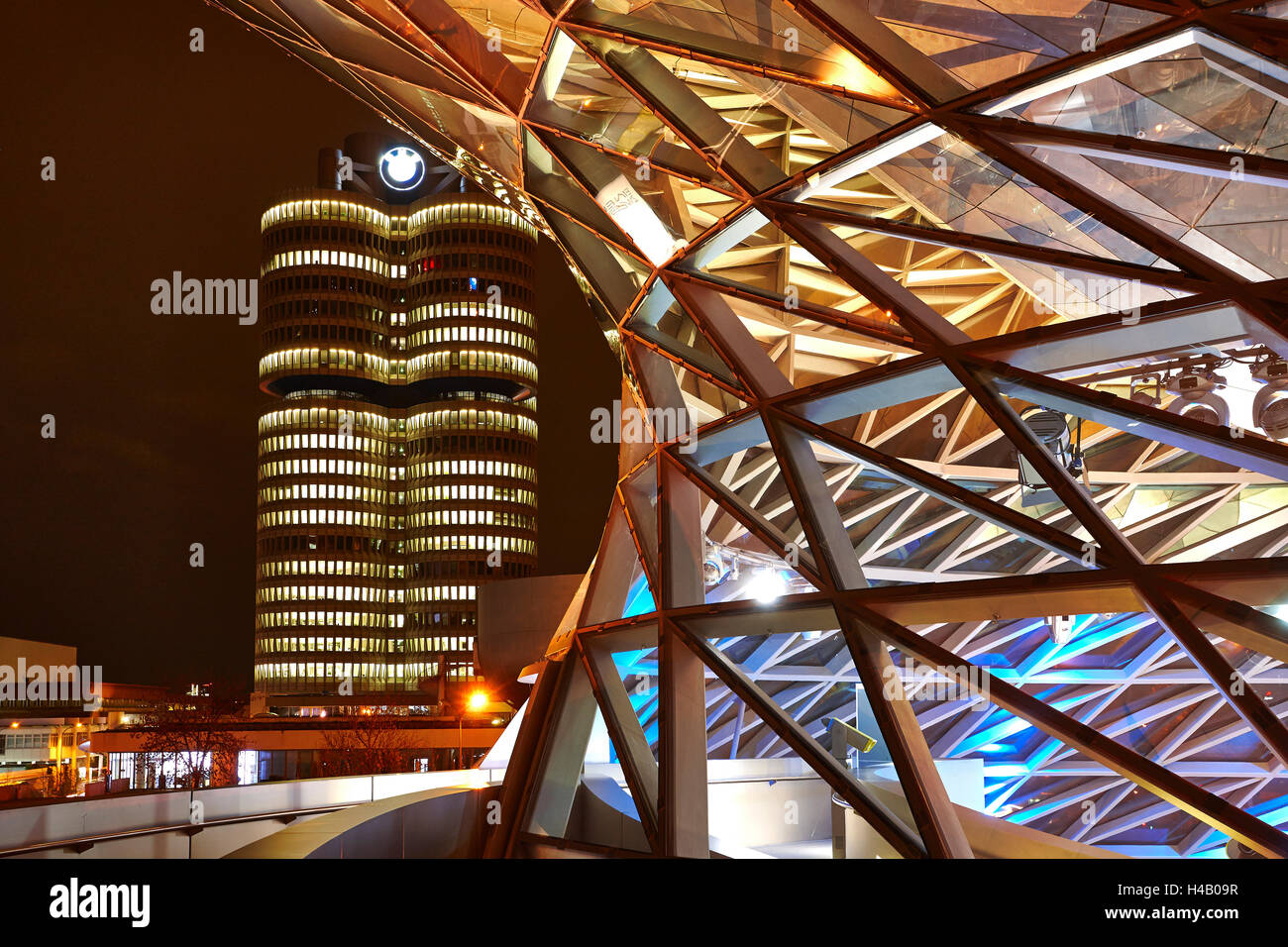 BMW Welt, in der Nacht beleuchtet Stockfoto