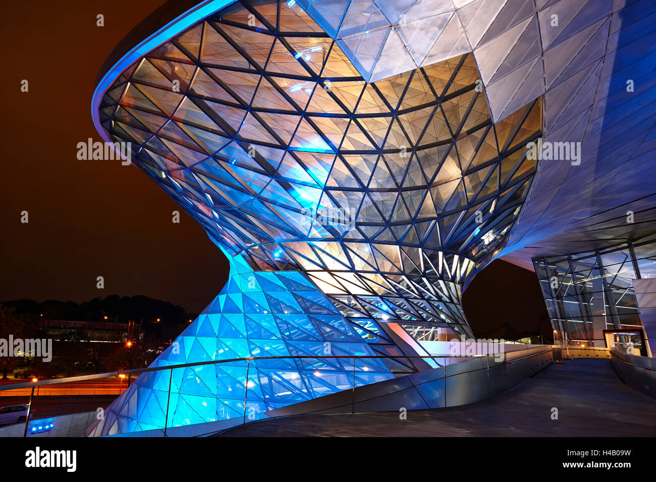 BMW Welt, in der Nacht beleuchtet Stockfoto