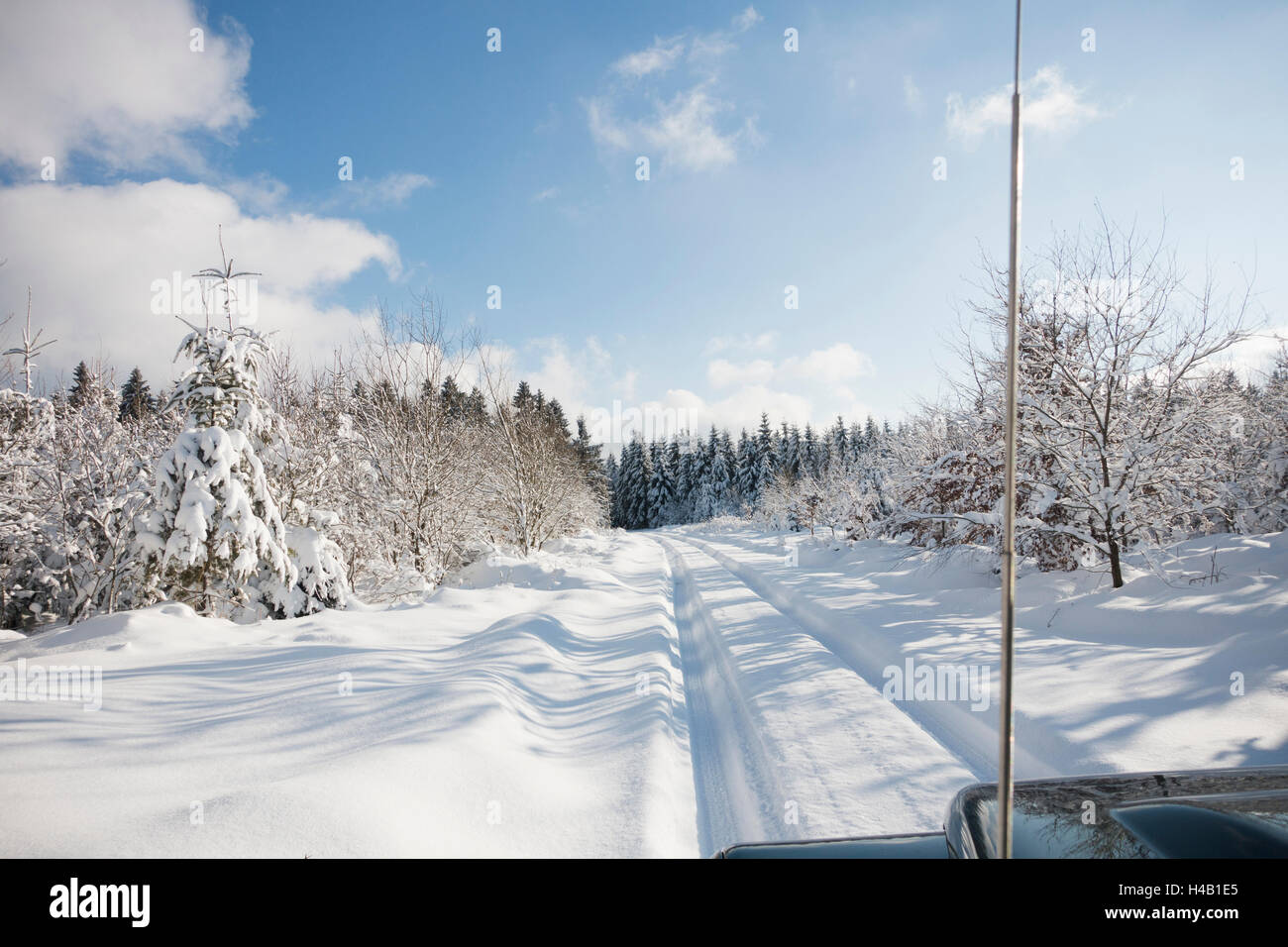 Reifenspuren im tiefen Schnee in Winterlandschaft Stockfoto