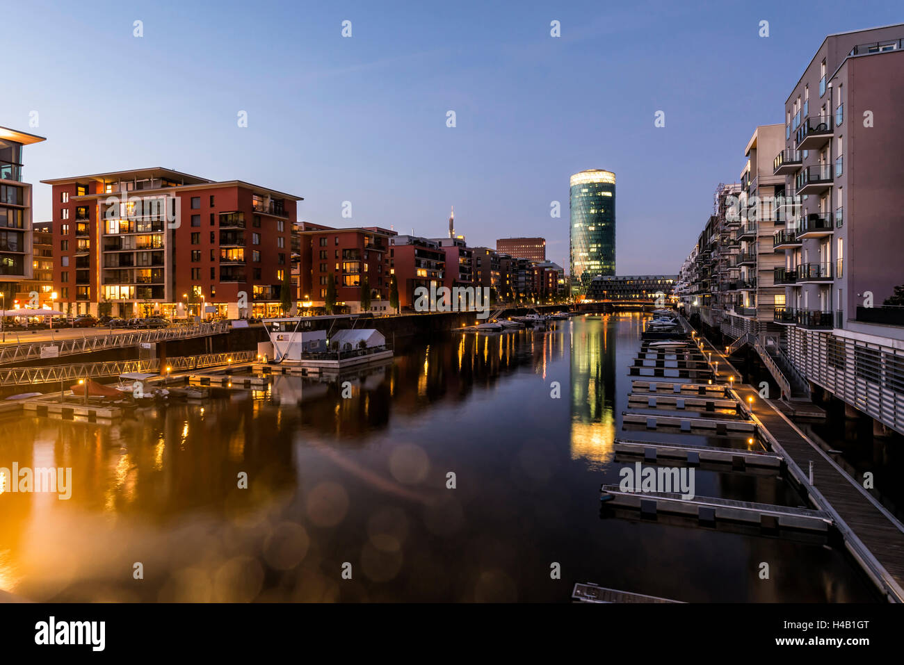 Deutschland, Hessen, Frankfurt am Main, Blick auf die Mietshäuser in der Westhafen mit dem Westhafen Tower im Hintergrund, Stockfoto