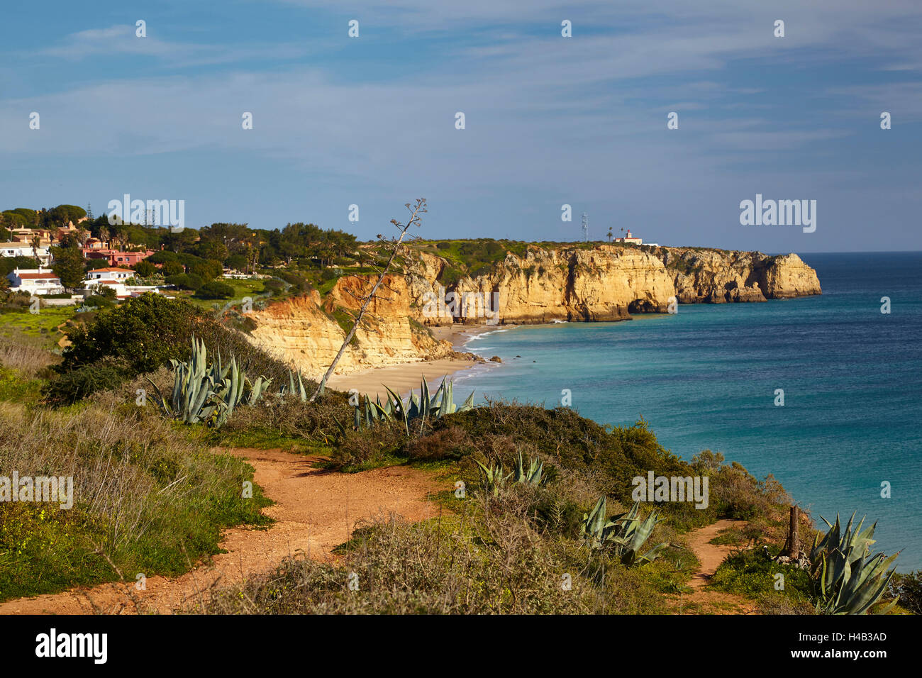 Eindrücke von der Küste Fußweg auf den Atlantik von Luz Lagos an der Ponta da Piedade - die imposante Felsenküste am Atlantik in der Nähe von Lagos, Algarve, Portugal, Europa Stockfoto