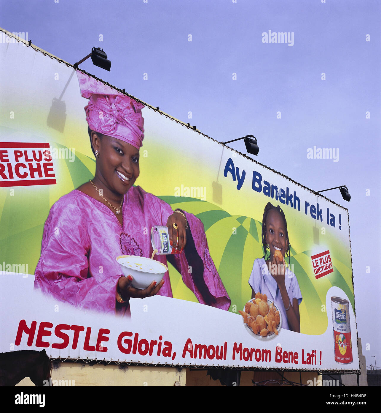 Senegal, Saint-Louis, Werbeplakat, Afrika, West Afrika, Stadt, Saint Louis, Ndar, Werbung, Lebensmittel, Lebensmittel-Werbung, Horten, Werbung, Poster, Befestigung, Gruppe, Himmel, Nestle Stockfoto