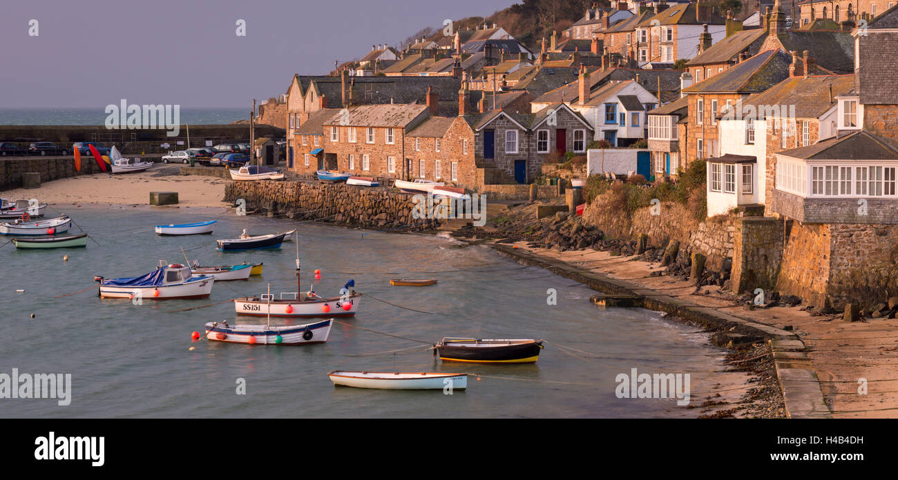 Boote im kleinen Hafen von Mousehole, Cornwall, England. Stockfoto