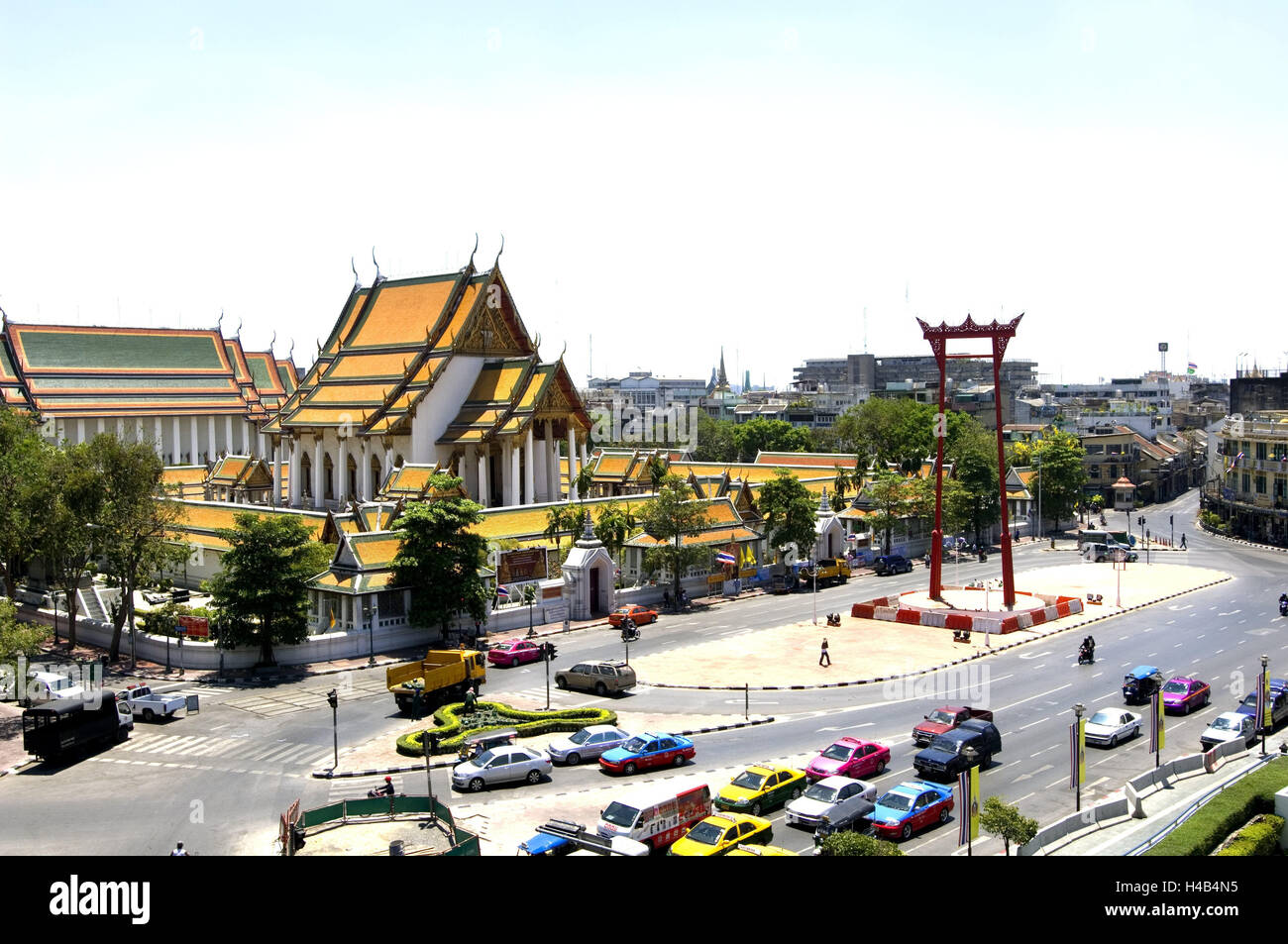 Thailand, Bangkok, Wat Suthat, Asien, Süd-Ost-Asien, Reiseziel, Stadt, Hauptstadt, Stadt, Ort von Interesse, Gebäude, Struktur, Architektur, glauben, Religion, Buddhismus, Tempel, Verkehr, Autos, Stockfoto