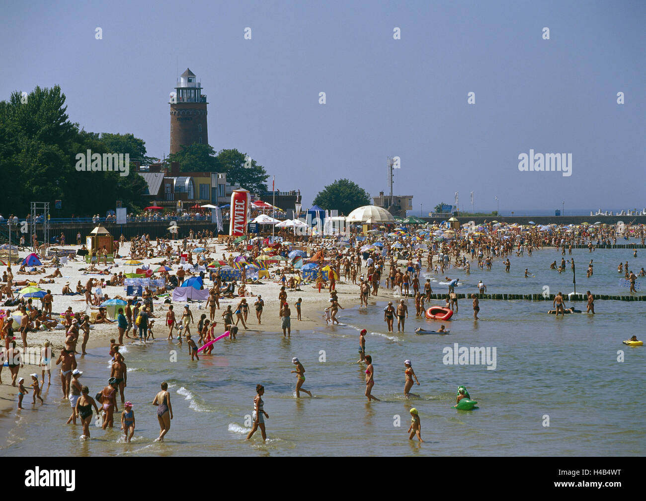 Polen, Berg Kol, Leuchtturm, Strand-Szene, der Ostsee, Badegäste zu West-Pommern, Stadt, Tourismus, Menschen, Urlauber, Urlaub, Freizeit, Rest, Sommer, sonnig, Ostsee Bad, Turm, Menschenmenge, haben ein Bad, Wasser, Meer, Strand, Stockfoto